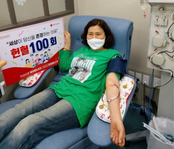 지난 4월 25일 100번째 헌혈을 하고 있는 정인순 씨.