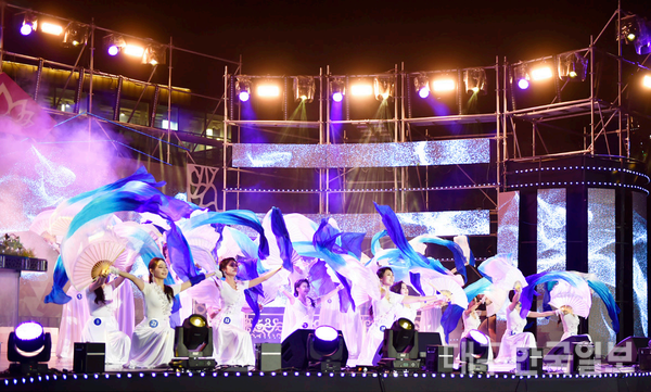 2022 미스경북 참가자들이 팬베일 퓨전 한국무용 공연을 펼치고 있다.