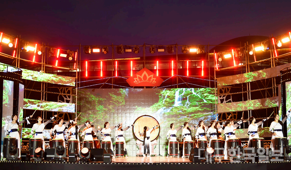 2022 미스경북 참가자들이 난타 공연을 펼치고 있다.