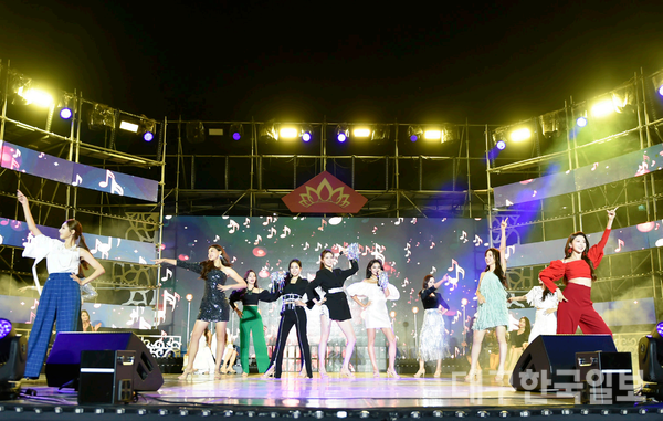 2022 미스경북 참가자들이 뮤지컬 공연을 펼치고 있다.