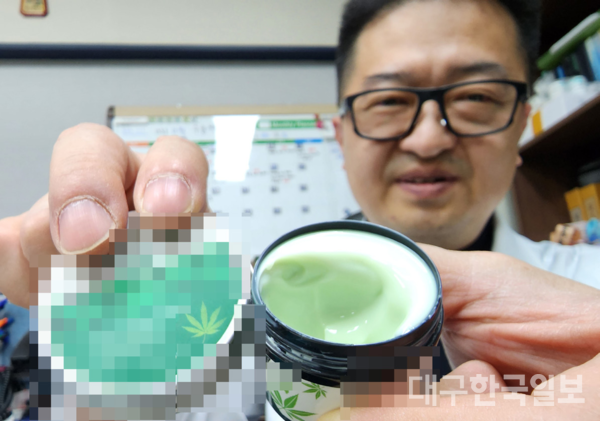 배상근 정형외과 전문의가 중국산 대마성분을고 만든 헴프 연고를 보여주고 있다.