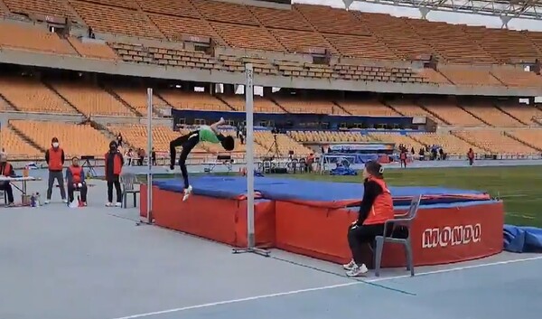 2022년 대구광역시소년체육대회에서 최여준(13·장성초6)군이 높이뛰기 부분에 참여, 바를 뛰어넘고 있다. 