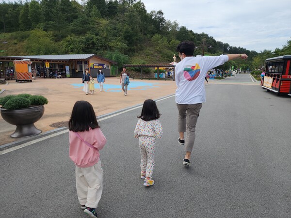 이날 딸과 함께 신나는 발걸음을 옮기는 박 원장. 이를 본 인근 아이들이 따라가는 진풍경이 벌어졌다.