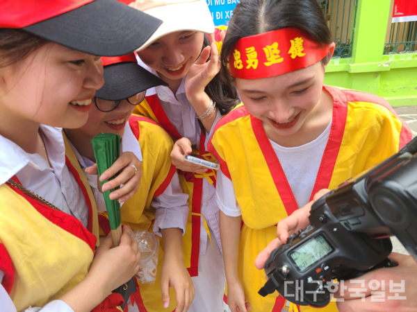 잠시 쉬어가는 시간, 가장행렬에 참가한 여고생들이 취재진의 카메라를 담긴 자신들의 모습을 확인하면서 즐거워하고 있다.