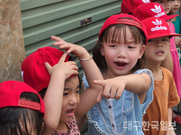 어린 아이들이 행렬을 가리키며 대화를 나누고 있다. 김광원 기자