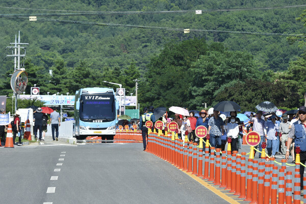 오후 2시가 되자 팬클럽 45인승 차량부터 관람객들이 공연장을 향해 모여들고 있다. 류수현 기자