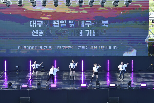 첫 무대를 장식한 댄스팀이 줌마댄스로 화려한 율동을 선보이고 있다. 류수현 기자