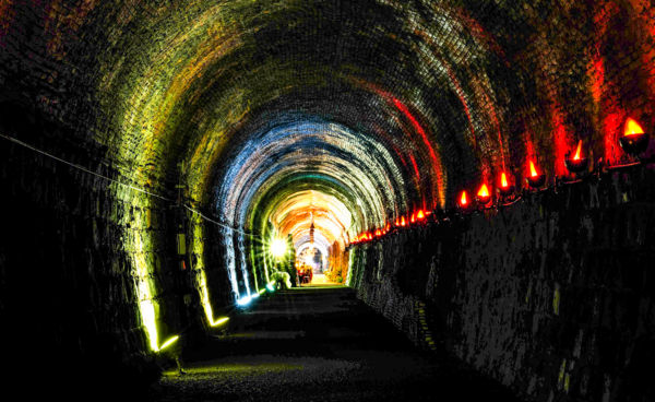 터널중 국내에서 가장 아름다운 ‘청도 와인터널’의 야경. 청도군 제공