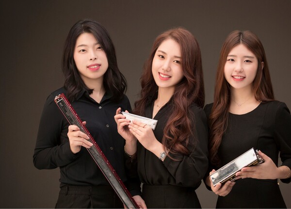 왼쪽부터 박지효, 한찬송, 박혜진씨. 15년 전 비바체 하모니카 앙상블을 결성해 지금까지 활동하고 있다.