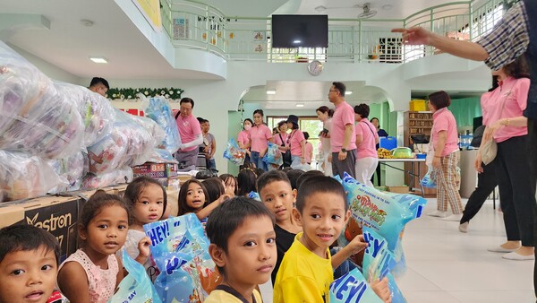 기아대책기구에서 운영하는 다얍센터에서 아이들이 선물을 받고 활짝 웃고 있다. 김민규 기자 