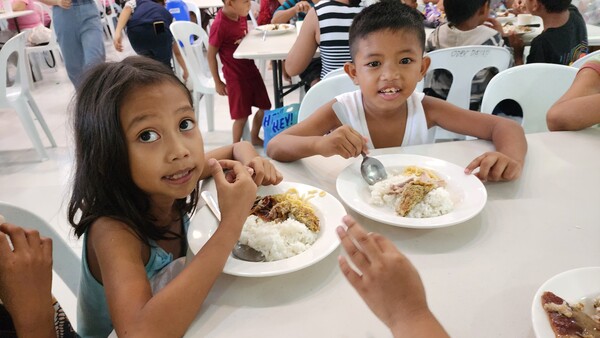대구시어린이집연합회에서 지원한 급식을 먹고 있는 어린이들이 활짝 웃고 있다. 김민규 기자