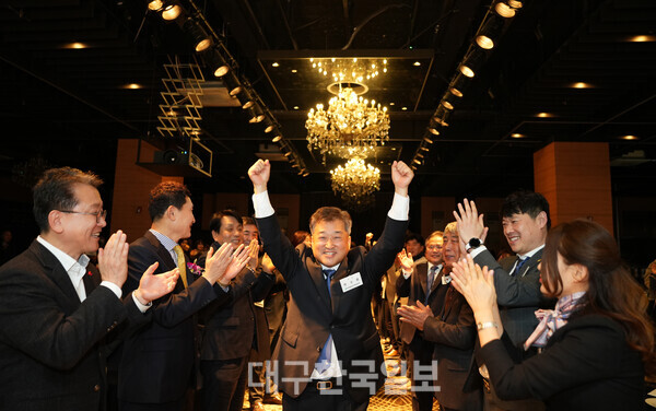 신임 박승환 대구한국일보시민기자대학 총동창회 4대 회장이 전·현임 회장단의 축하 박수에 두 팔을 들어 답례하고 있다.